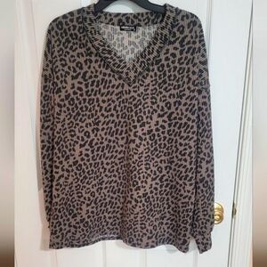 Heimish Boutique Brand Leopard Print V-Neck Top Size L
